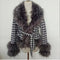 Chaqueta Elegante con Cuello en V y Detalles de Piel Sintética
