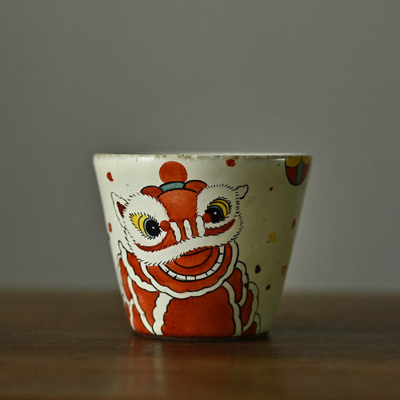 Taza de Cerámica Artesanal Pintada a Mano con León Alegre