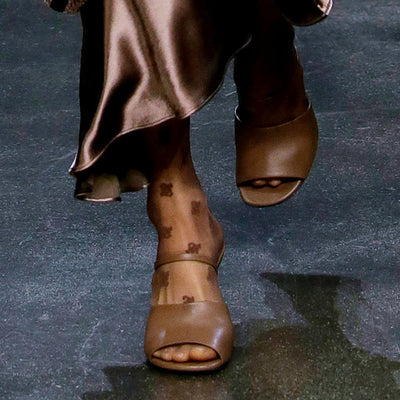 Sandalias de Tacón Alto en Cuero con Punta Abierta y Detalles Metálicos - Image 10