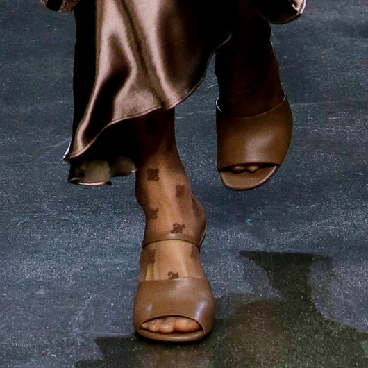 Sandalias de Tacón Alto en Cuero con Punta Abierta y Detalles Metálicos - Image 10