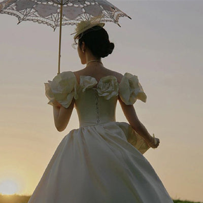 Vestido de Novia Retro Minimalista en Satén con Flores Fotográficas - Image 4