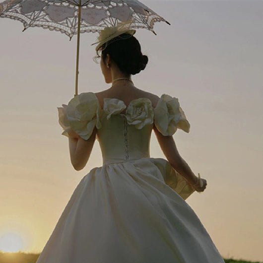 Vestido de Novia Retro Minimalista en Satén con Flores Fotográficas - Image 4