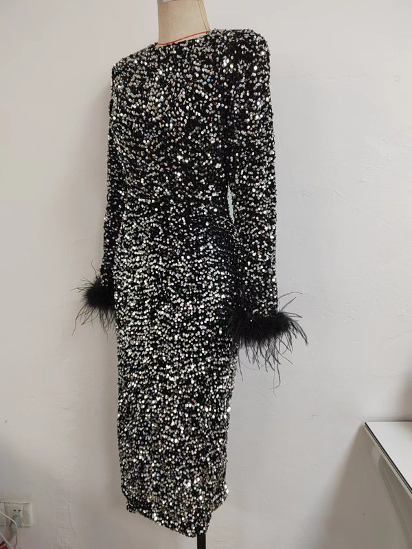 Vestido de Noche Corto con Lentejuelas y Plumas Manga Larga - Image 4