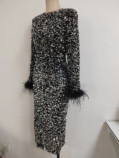 Vestido de Noche Corto con Lentejuelas y Plumas Manga Larga - Image 4
