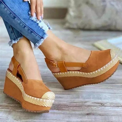 Sandalias Cuña Bicolor con Pulsera y Detalles de Rafia