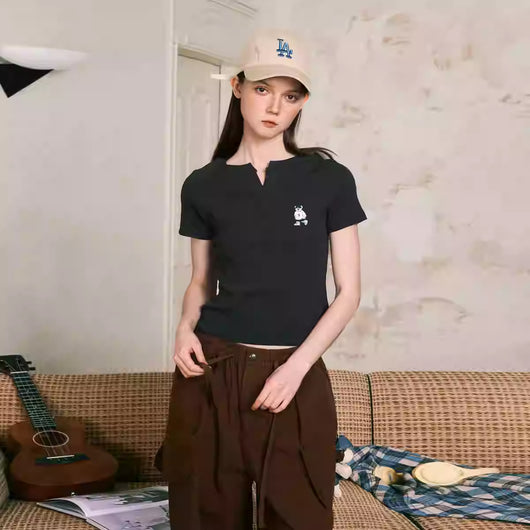 Camiseta Entallada Cuello V para Mujer - Diseño Minimalista