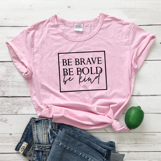 Camiseta Urbana Be Brave Bold con Diseño de Bordes Europeos - Image 5