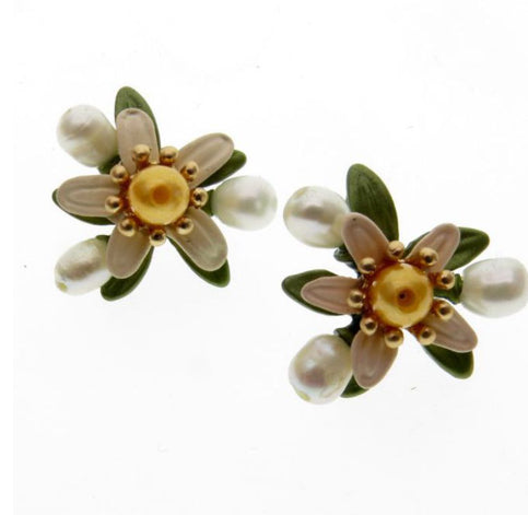 Aretes Retro Flor de Azahar con Perla de Agua Dulce Amarilla y Acabado Lacado Verde - Image 4