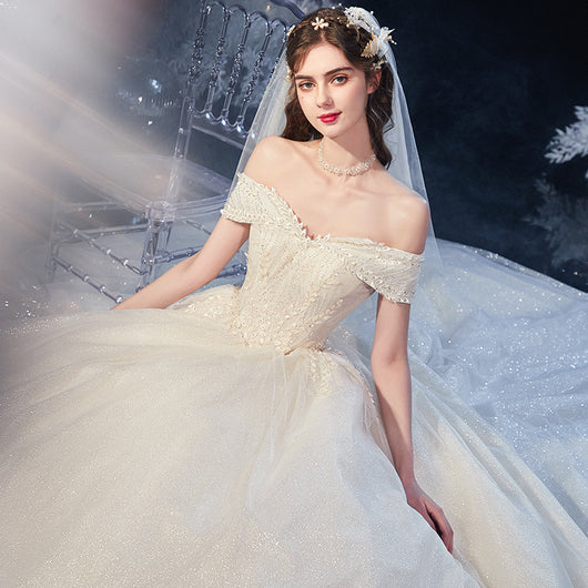 Vestido de Novia Asimétrico con Detalles Estelares y Cola Fluida - Image 10