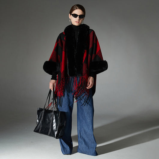 Chal Navideño Rojo con Cuello de Peluche, Diseño Jacquard y Borlas Geométricas - Image 3