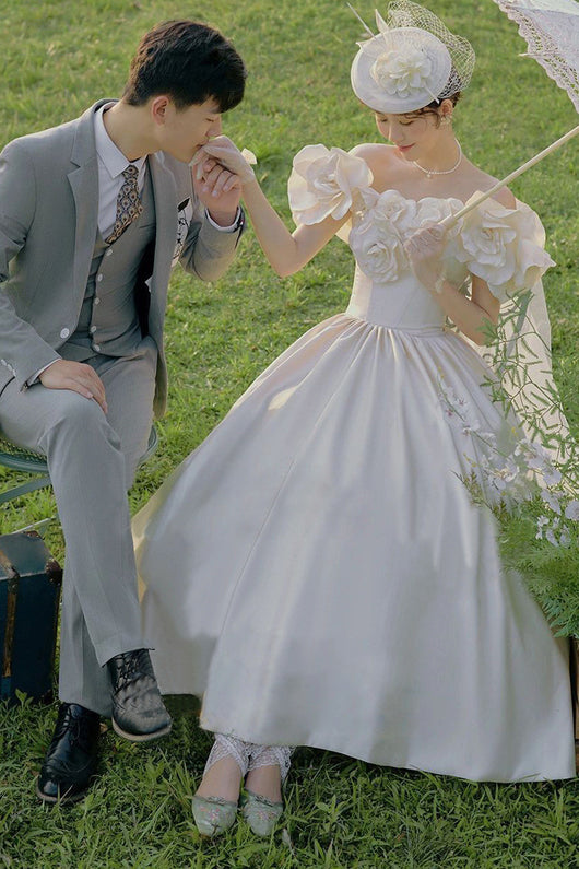 Vestido de Novia Retro Minimalista en Satén con Flores Fotográficas - Image 10