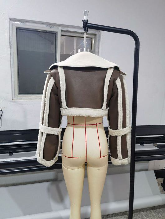 Chaqueta Corta de Cuero con Detalles de Piel para Mujer - Image 16