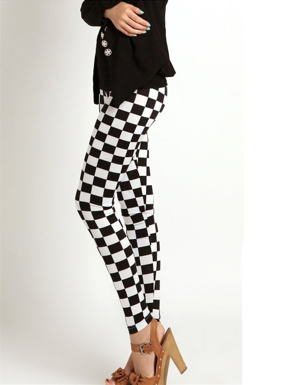 Pantalones Cortos Cuadros Blanco y Negro Estilo Geométrico - Image 5