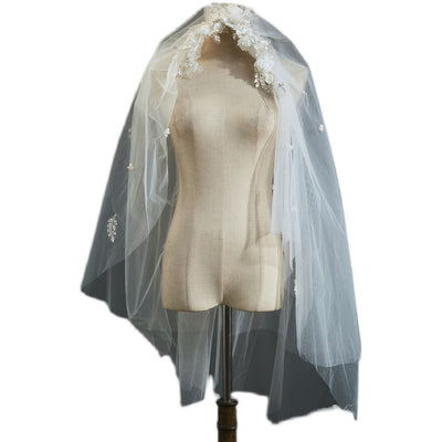 Tocado de Encaje Vintage con Perlas y Pétalos - Image 5