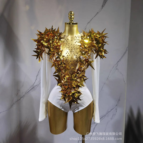Jumpsuit Dorado con Hombreras Acolchadas y Estrella Tridimensional - Image 14