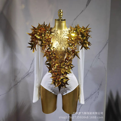 Jumpsuit Dorado con Hombreras Acolchadas y Estrella Tridimensional - Image 14