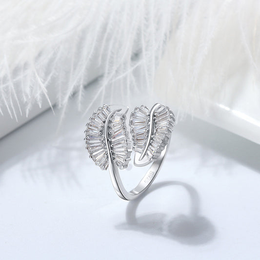 Anillo Ajustable de Oro Blanco con Diamante en Forma de Pluma