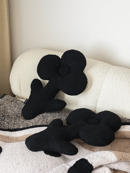 Almohada Decorativa Oso Peluche Negro con Flor para Sofá y Cama - Image 2