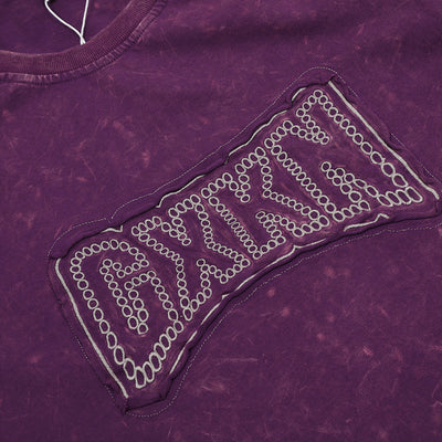 Camiseta Desgastada con Parche de Letras Bordadas - Image 4