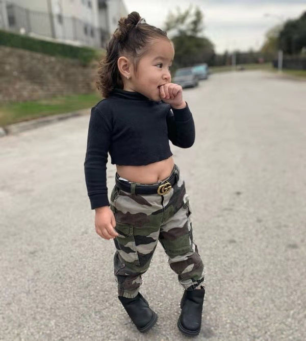 Conjunto Dos Piezas: Suéter Negro Tejido Manga Larga + Pantalón Camuflaje