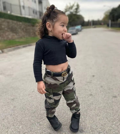 Conjunto Dos Piezas: Suéter Negro Tejido Manga Larga + Pantalón Camuflaje