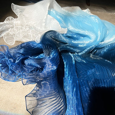 Tela Organza Plisada Efecto Onda Degradado Azul con Acabado Láser Brillante - Image 6