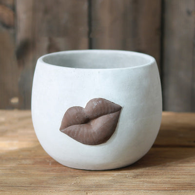 Maceta de Cemento Abstracta con Labios Grandes - Arte Decorativo Moderno - Image 4