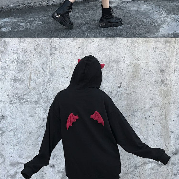 Blusa con Bordado de Alas Oscuras