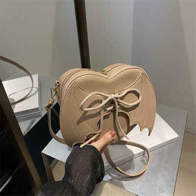 Bolso Bandolera con Diseño de Alas de Murciélago y Corazón - Image 4