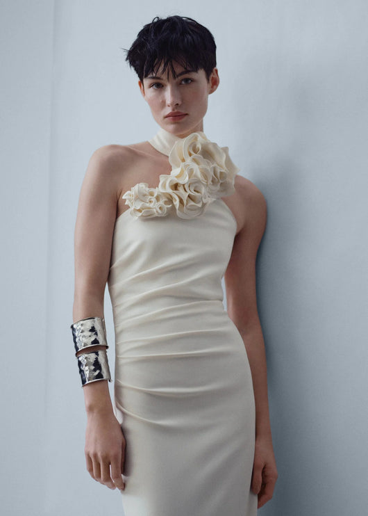 Vestido Largo Blanco con Halter Floral de Diseño Elegante - Image 43