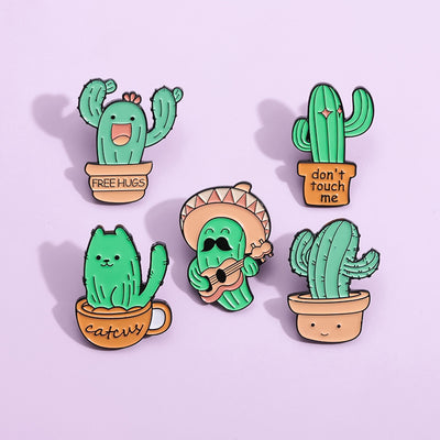 Pin Accesorio de Cactus Bailarín con Insignia Dorada 'M' - Image 5
