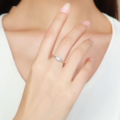 Anillo de Plata Esterlina con Circonita Cuadrada y Detalles Dulces