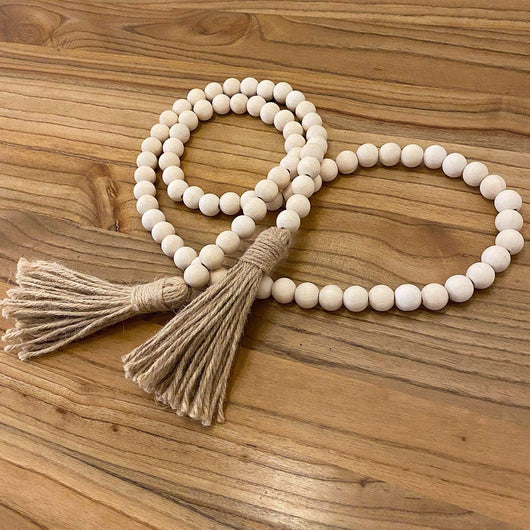 Guirnalda rústica de cuentas de madera Farmhouse Beads – 147 cm con borlas, decoración boho country para pared y espacios de oración - Tekeno