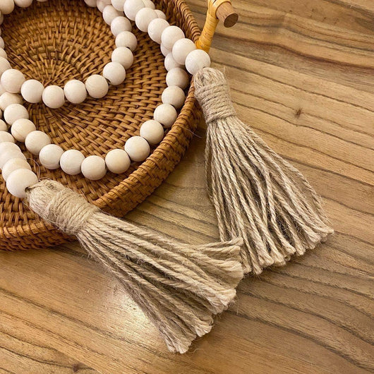 Guirnalda rústica de cuentas de madera Farmhouse Beads – 147 cm con borlas, decoración boho country para pared y espacios de oración - Tekeno