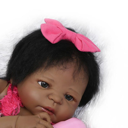 Muñeca Bebé Realista de Piel Oscura - Image 2