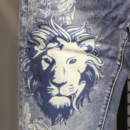 Jeans Slim Fit con Estampado de León - Colección Verano Hombre - Image 11