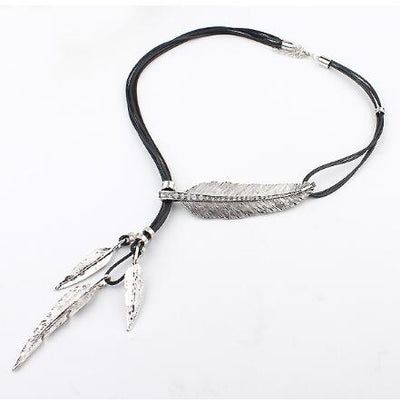 Collar Pendiente Multicapa con Borlas de Plumas y Hojas en Cuerda Negra - 3 Colores - Image 5