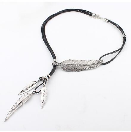 Collar Pendiente Multicapa con Borlas de Plumas y Hojas en Cuerda Negra - 3 Colores - Image 5