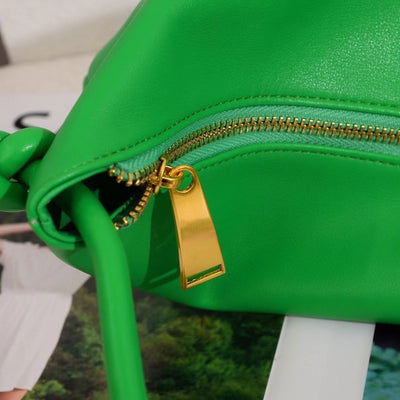 Bolso Axilar de Cuero Vacuno Tejido Liso con Detalles Dorados - Image 15