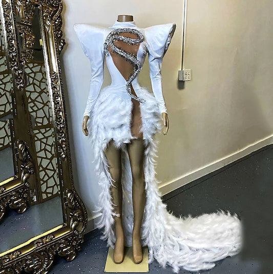 Vestido de Fiesta con Plumas y Cristales para Escenario