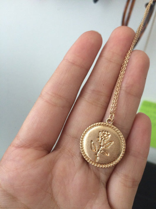 Cadena de Clavícula con Moneda Rosa en Diseño Minimalista - Image 7