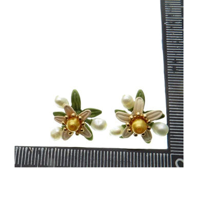 Aretes Retro Flor de Azahar con Perla de Agua Dulce Amarilla y Acabado Lacado Verde - Image 11