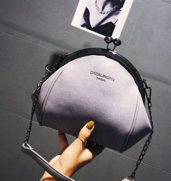Bolso de Hombro Joker con Cadena Dorada - Image 6