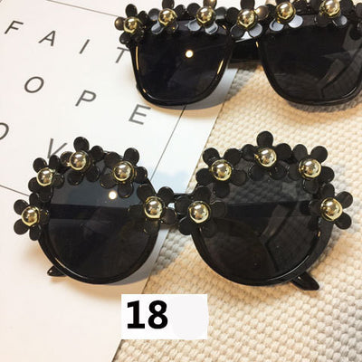 White round sunglasses with daisy flower embellishments on the frames and dark gradient lenses. - Image 28