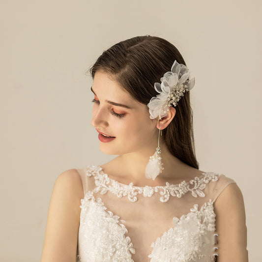Juego de Peineta Nupcial con Flores de Organza y Aretes Delicados - Image 2