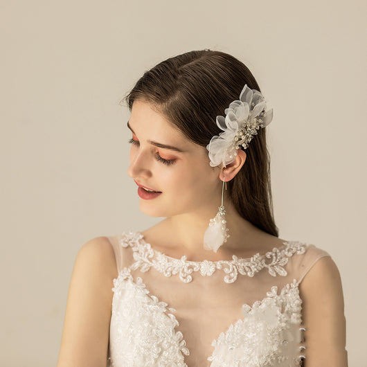 Juego de Peineta Nupcial con Flores de Organza y Aretes Delicados - Image 2