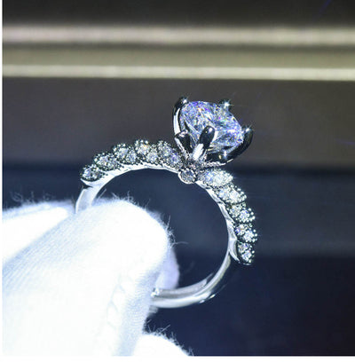 Anillo Diosa de la Fortuna en Moissanita con Baño de Platino - Image 11