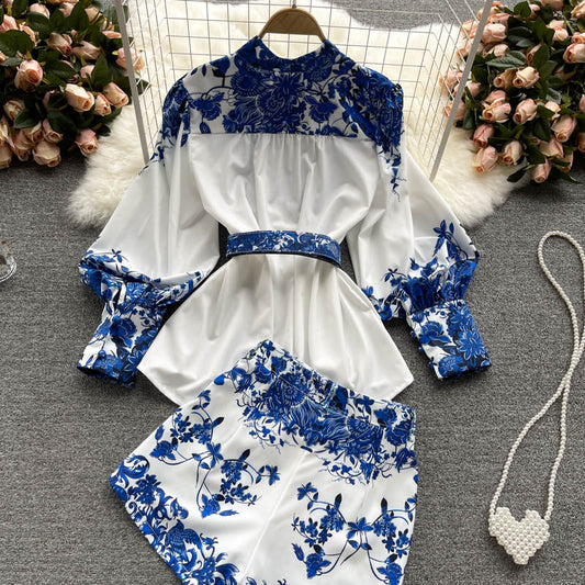 Conjunto Vintage: Blusa Porcelana Azul y Blanca + Short Ancho Versátil