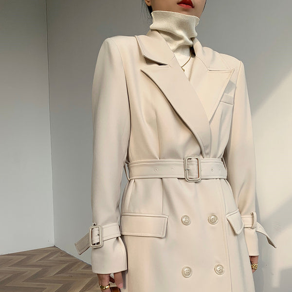 Abrigo Trench Elegante con Cuello Doble Capa y Detalles Patchwork