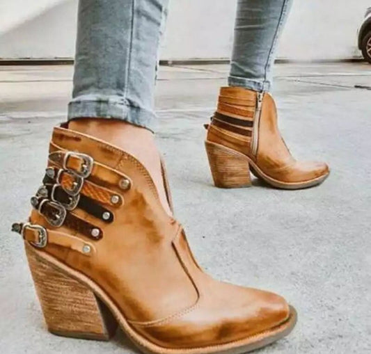 Bota Corta de Tacón Grueso con Cremallera Lateral y Punta Afilada